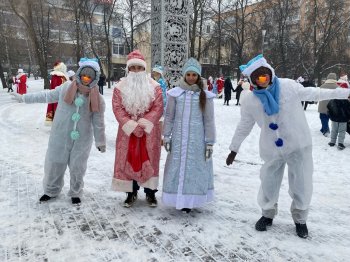 Шествие Дедов Морозов и Снегурочек