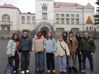 В картинной галерее